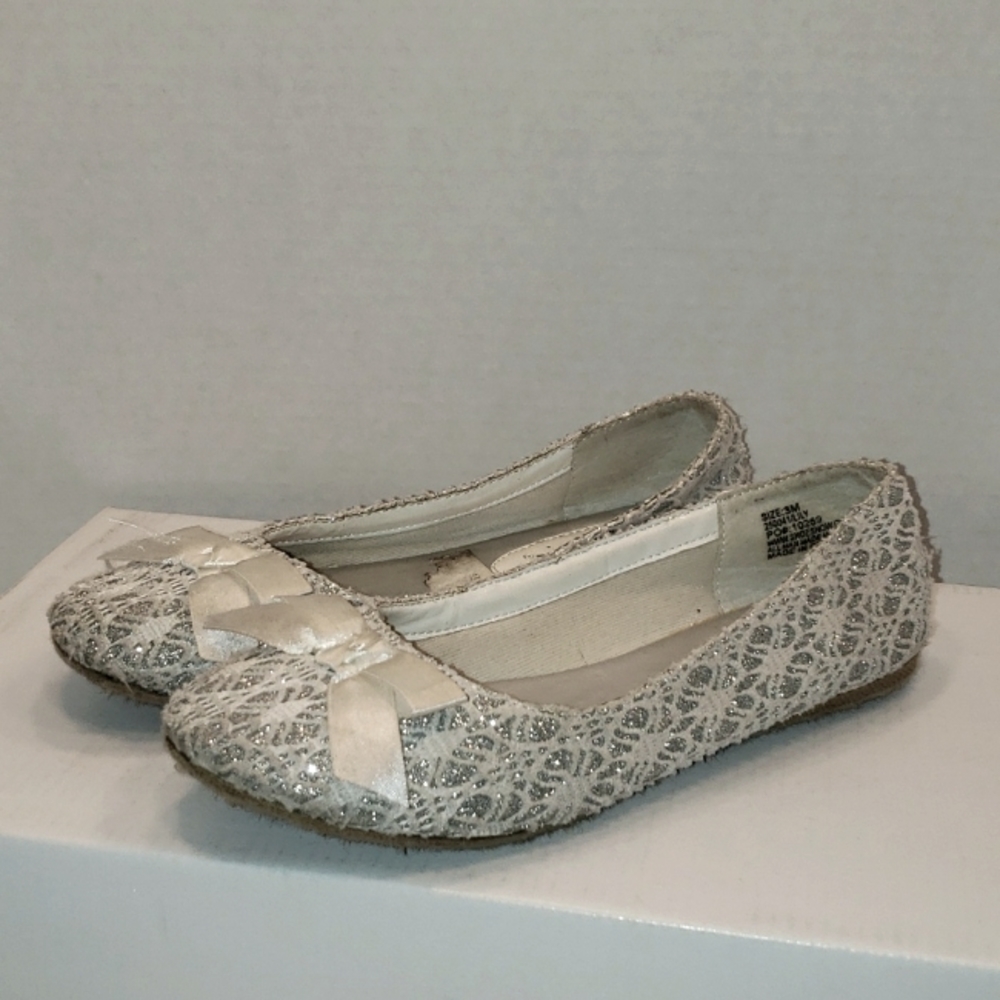 Girl stylish flat shoes